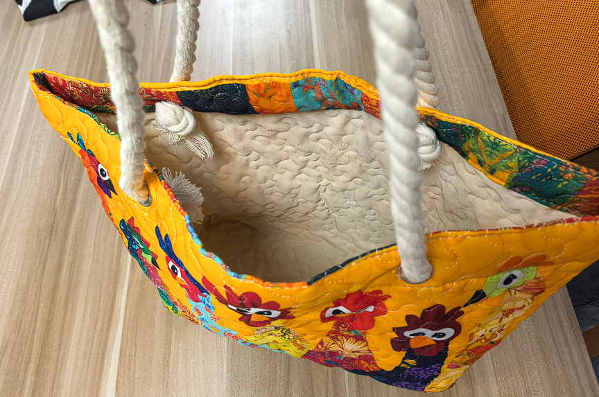 Quiltad strandväska — Färgglada tuppar, stor storlek
