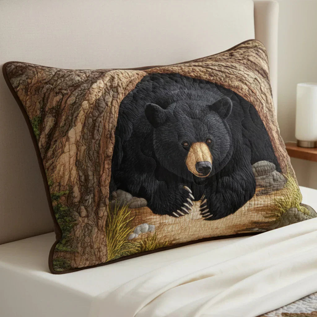Kviltat Kuddfodral – Bear Hideaway